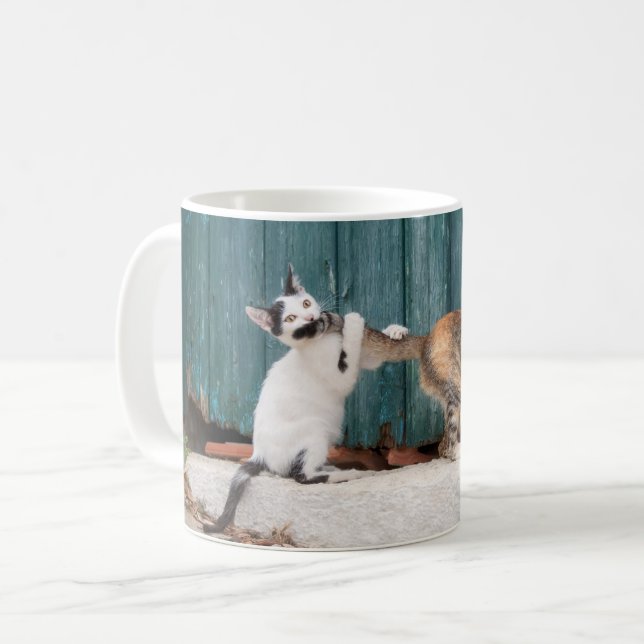 Caneca De Café Gatinho Bonito Perseguindo Mãe Folha Engraçada Fot (Frente Esquerda)
