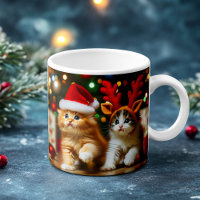 Gatinhos bonitos com Papai Noel e chapéus de rena 