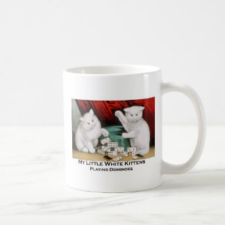 Caneca De Café Gatinhos brancos pequenos que jogam dominós