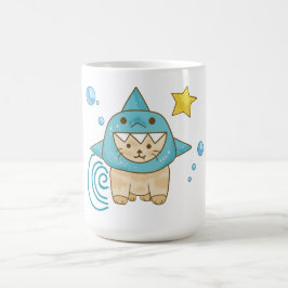Caneca De Café Gato beige bonito em fantasia de tubarão, tema do