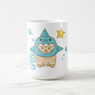 Caneca De Café Gato beige bonito em fantasia de tubarão, tema do