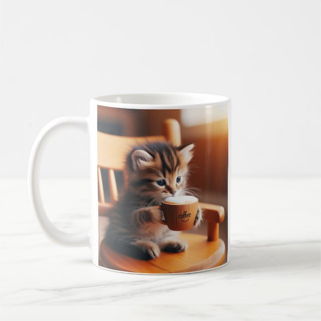 Caneca De Café Gato bonito sentado em uma cadeira bebendo café. (Esquerda)