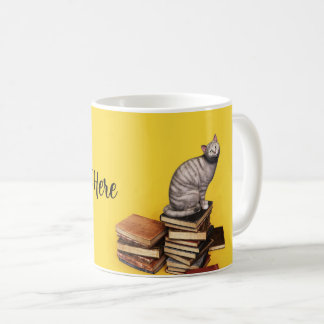 Caneca De Café Gato Britânico em uma pilha de livros servindo a b