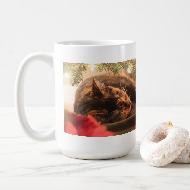 Caneca De Café Gato Calico Fofo Dormindo sob a Árvore de Natal (Com Donut)