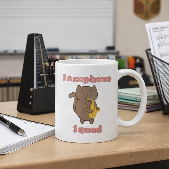 Caneca De Café Gato Fofo Tocando Saxofone “Saxophone Squad” Músic (A mug with a cute cat playing the saxophone and the words saxophone squad in pink.)