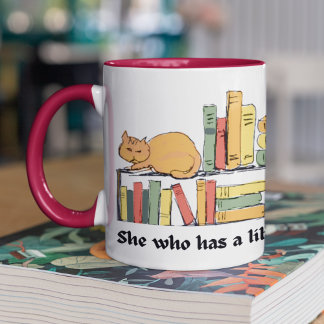 Caneca De Café Gato na biblioteca Whimsical desenhada na estante