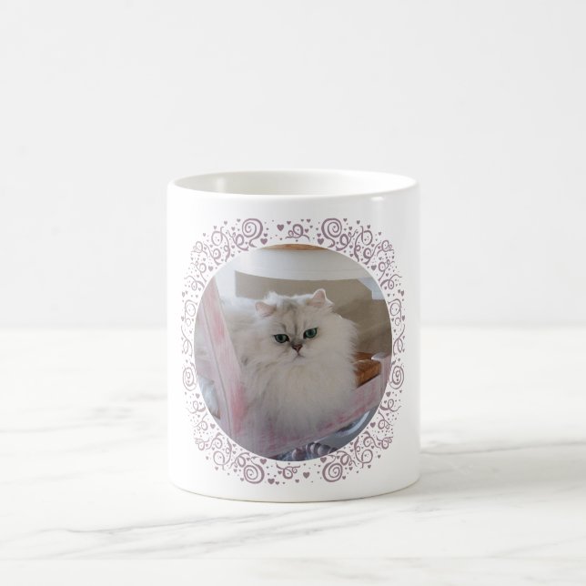 Caneca De Café Gato Persa Branco em uma Cadeira Rosa (Centro)