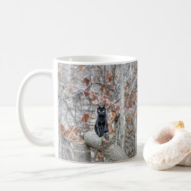 Caneca De Café Gato Preto Sentado ao Ar Livre (Com Donut)