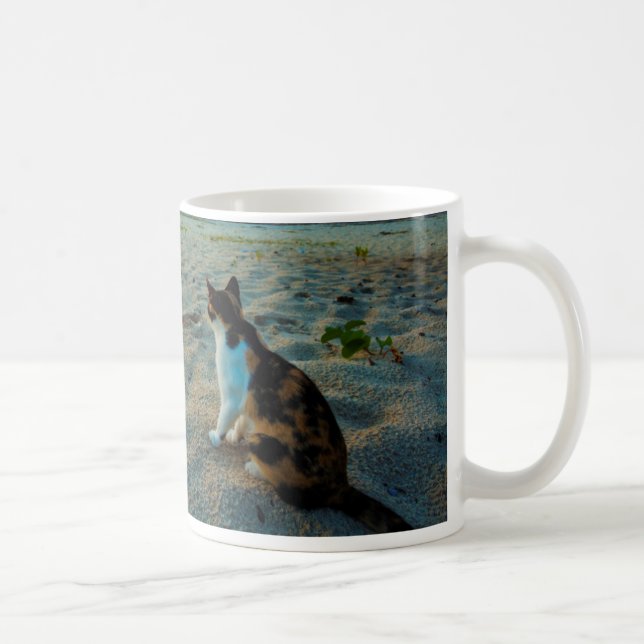 Caneca De Café Gato que senta-se em uma praia (Direita)
