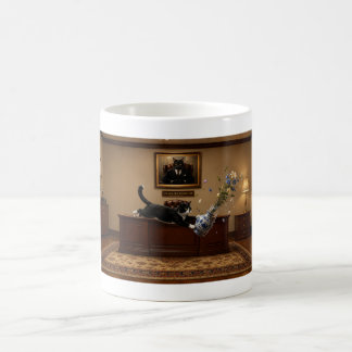 Caneca De Café Gato Smoking Tuxedo Derrubando um Vaso | Caos