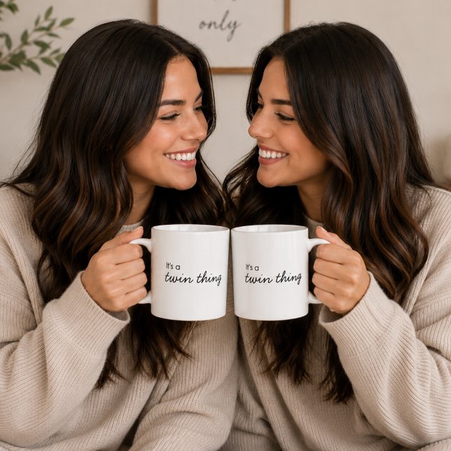 Caneca de Café Gêmeos | É uma Coisa de Gêmeos Pres (Matching twin mugs with a sweet quote design for sisters, siblings, and everyday coffee moments.)