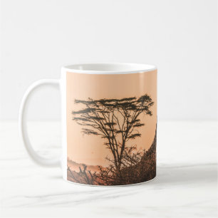CANECA DE CAFÉ GIRAFA PRETA E BRANCA EM CAMPO DE GRAMA MARROM