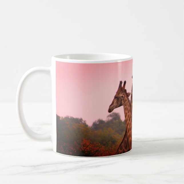 Caneca De Café Girafas em pé em mopani com céu rosa (Esquerda)