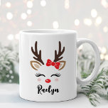 Caneca De Café Girly Reindeer Face Personalizada Nome Natal<br><div class="desc">Um café de Natal ou uma caneca de cacau quente ilustra um rosto doce de uma rena com pestanas bonito, bochechas rosadas rosadas, um arco vermelho em suas galhadas e um nariz vermelho brilhante. Personalize esta caneca de chocolate quente festiva com um nome próprio ou outro texto personalizado. Faz um...</div>