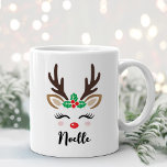 Caneca De Café Girly Reindeer Face Personalizada Nome Natal<br><div class="desc">Um café de Natal ou uma caneca de cacau quente ilustra um rosto doce de uma rena com pestanas bonito, bochechas rosadas rosadas, uma decoração verde de bagas sagradas em suas galhadas, e um nariz vermelho brilhante. Personalize esta caneca de chocolate quente festiva com um nome próprio ou outro texto...</div>