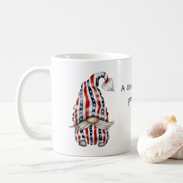 Caneca De Café Gnome em Estrelas em Roupas de Stripes (Com Donut)