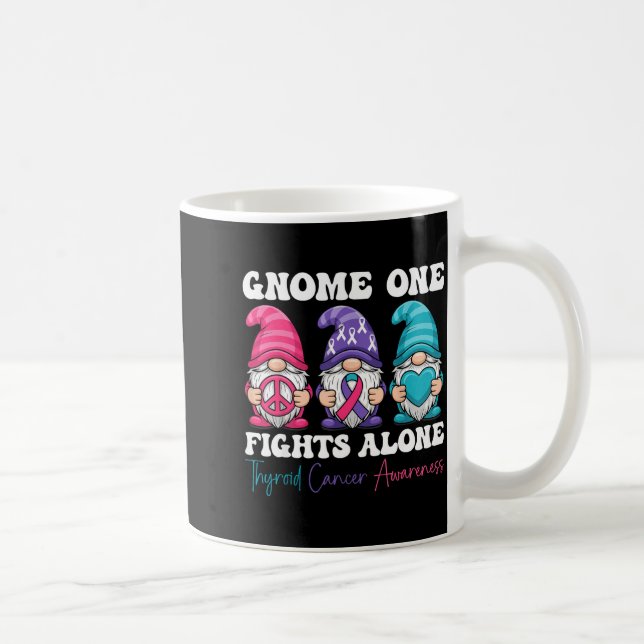 Caneca De Café Gnome One Fights Alone - Christmas Thyroid Cancer  (Direita)