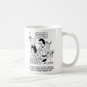 Caneca De Café Gnomo inútil no jardim. Engraçado