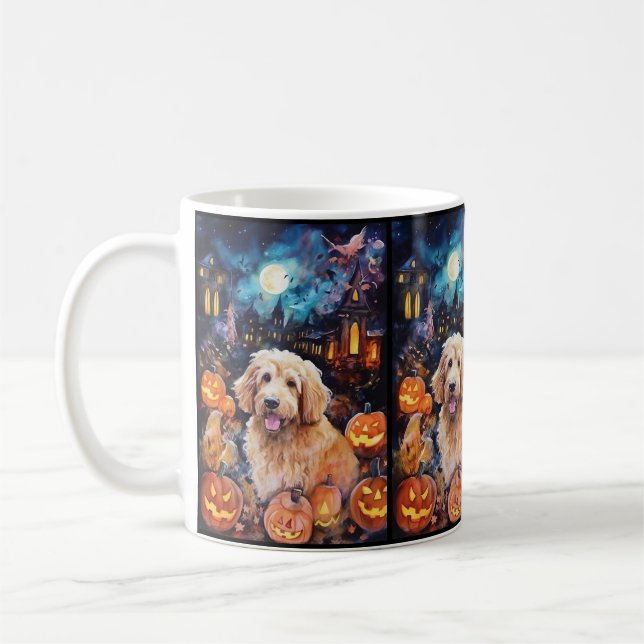 Caneca De Café Goldendoodle do Halloween Com Pumpkins Assustado (Esquerda)