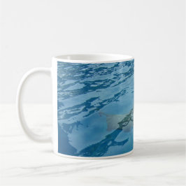 Caneca De Café Golfinho se Movendo com Graça Sob a Água Azul