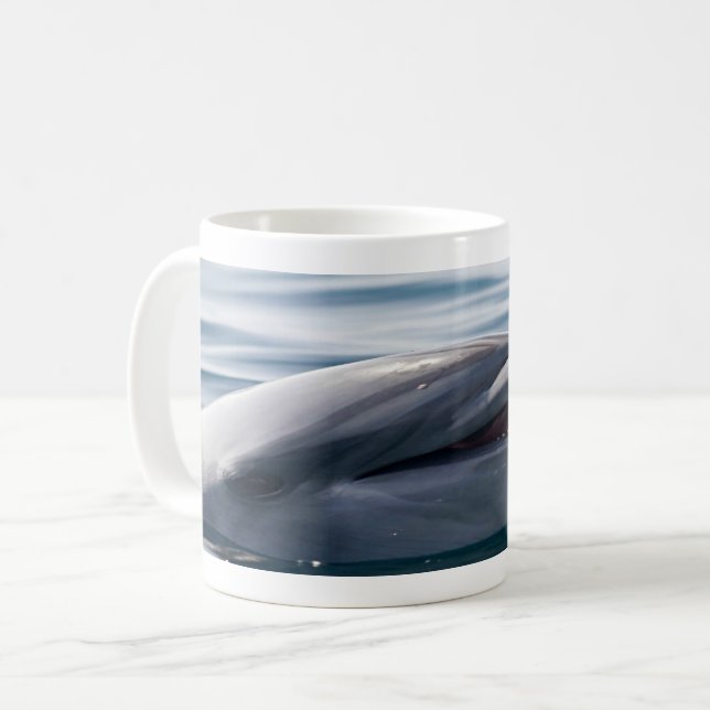 Caneca De Café Golfinho Sorridente Erguendo-se Acima de Água Azul (Frente Esquerda)