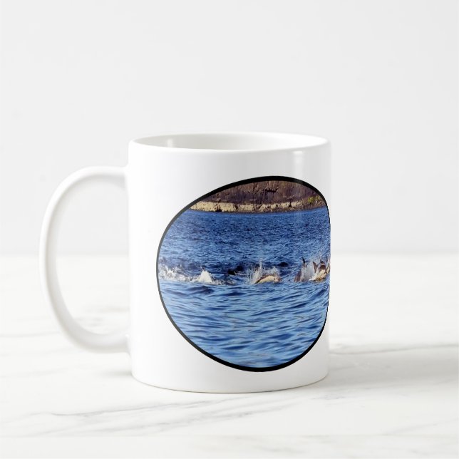 Caneca De Café Golfinhos Comuns Ativos na Superfície Cena do Ocea (Esquerda)
