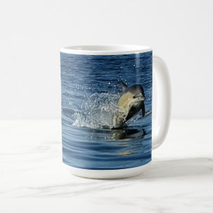 Caneca De Café Golfinhos-comuns brincalhões saltando pelo oceano
