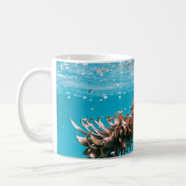 Caneca De Café Gotas de água em planta castanha (Esquerda)