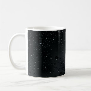 Caneca De Café gotas de água na janela preta
