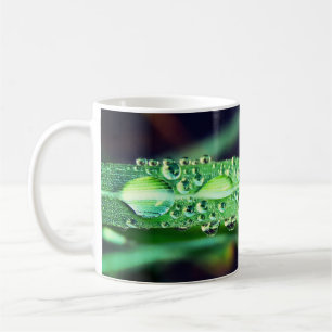 Caneca De Café Gotas de chuva na grama