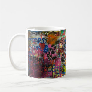 Caneca De Café Grafite multicolorido na parede de concreto