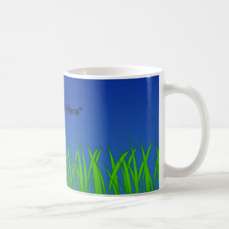 Caneca De Café Grama verde contra o céu azul claro