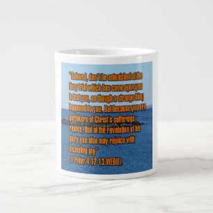 Caneca De Café Grande 1 Pedro 4:12-13 WEBU Mug