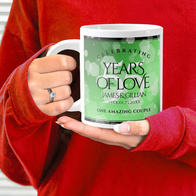 Caneca De Café Grande 55.º aniversário do Casamento Emerald (55th wedding anniversary jumbo mug held by woman sporting a wedding ring and red sweatshirt.)
