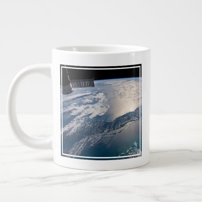 Caneca De Café Grande A Estação Espacial Internacional Acima Do Atlântic (Esquerda)