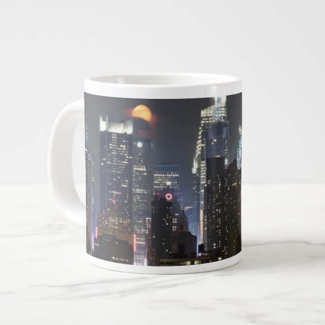 Caneca De Café Grande A lua sobe pelo centro de Nova York. (Frente Esquerda)