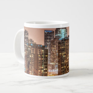 Caneca De Café Grande A neve cai sobre o horizonte à noite em Chicago