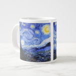 Caneca De Café Grande A Noite Estrelada de Van Gogh<br><div class="desc">Uma pintura a óleo pelo mestre holandês Vincent Van Gogh (1853-1890) Provavelmente sua pintura mais famosa, Van Gogh pintou a 'Noite Estrelada' em 1889 da memória enquanto em um asilo na França onde ele se registrou para depressão. A cena mostra a vista de sua janela de quarto. Na pintura há...</div>