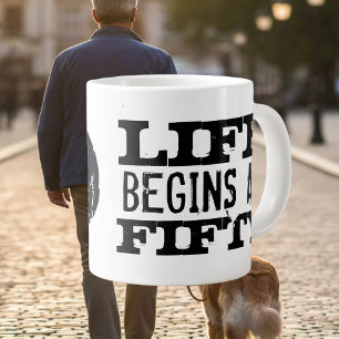 Caneca De Café Grande A vida começa com 50 engraçados 50º Jumbo Putg