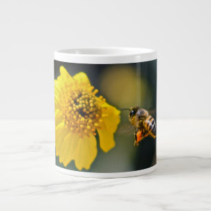 Caneca De Café Grande Abelha Polinizando Flor Amarelo
