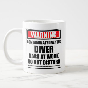 Caneca De Café Grande Advertência Sobre O Duro Contaminado De Água No Tr