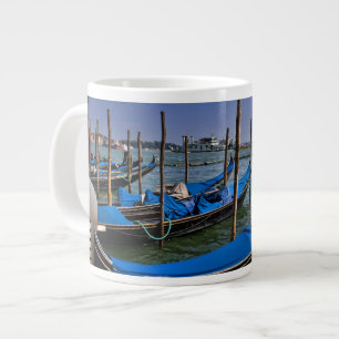 Caneca De Café Grande Água do Grande Canal com barcos gondalo alinhados
