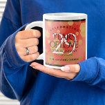 Caneca De Café Grande Aniversário de Casamento da Elegante 29 Garnet<br><div class="desc">Celebrar o 29º aniversário de casamento da granada com um casal dessas canecas gigantes de café da na moda! A inscrição elegante com um confete hexagonal dourado sobre fundo laranja avermelhado acrescenta um toque memorável para esta ocasião especial e um marco extraordinário. Personalizar com os nomes dos casais, datas do...</div>