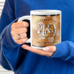 Caneca De Café Grande Aniversário de Casamento de Cobre Elegante 49º<br><div class="desc">Celebrar o 49º aniversário do casamento de cobre com um casal destas canecas gigantes de café na moda! A inscrição elegante com um confete hexagonal num fundo de folha de cobre acrescenta um toque memorável para esta ocasião especial e um marco extraordinário. Personalizar com os nomes dos casais, datas do...</div>