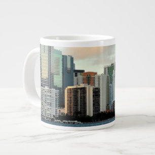 Caneca De Café Grande Arranha-céus de Miami contra o céu aberto