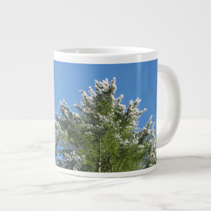 Caneca De Café Grande Árvore de pinheiros com ponta de neve no céu azu