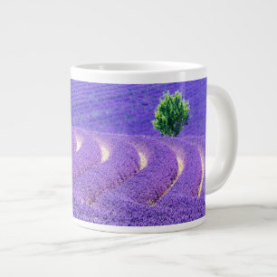 Caneca De Café Grande Árvore solitária no campo de lavanda, França