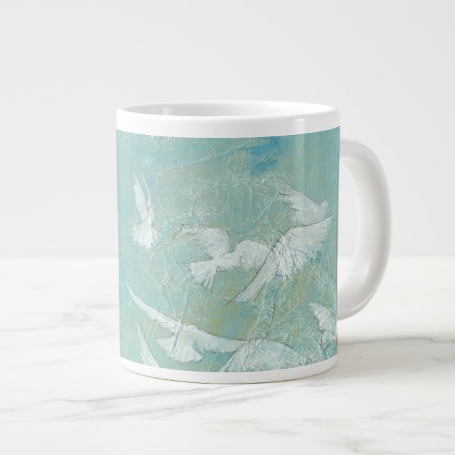 Caneca De Café Grande Aves Brancas Voando Através Do Céu Azul (Frente Esquerda)