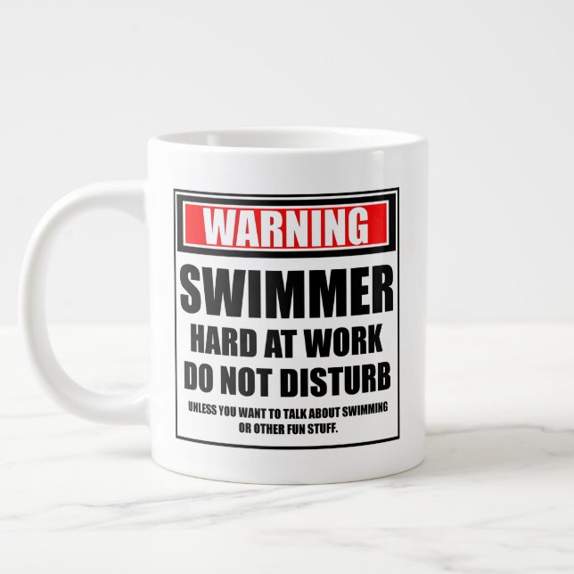 Caneca De Café Grande Avisar O Duro Do Swimmer No Trabalho Não Incomodar (Esquerda)