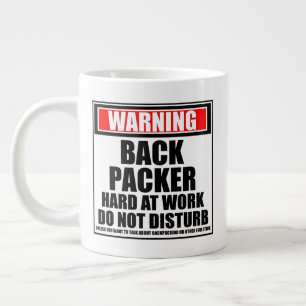 Caneca De Café Grande Aviso Duro De Backpacker No Trabalho Não Incomodar
